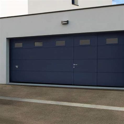 porte de garage sectionnelle motorisée avec portillon et hublot|Porte de garage sectionnelle motorisée novoferm .